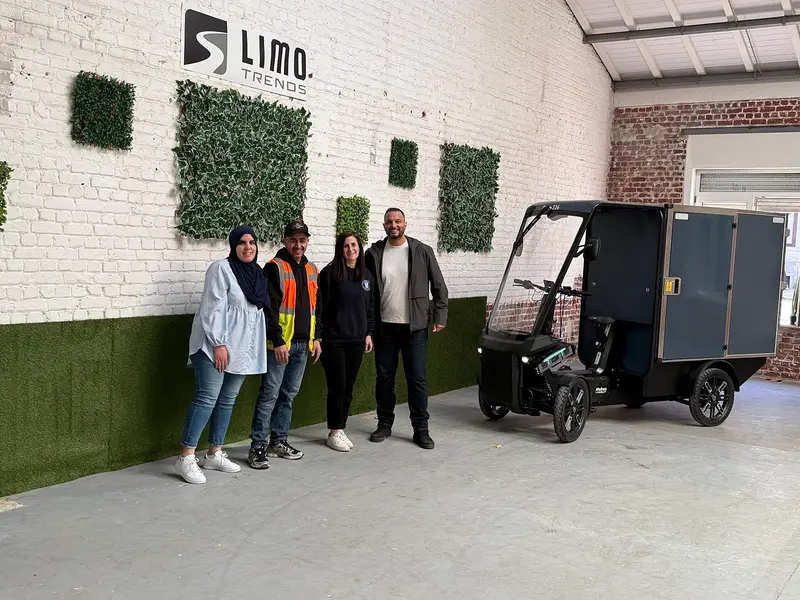 L’équipe du hub Limo Trends de Bruxelles avec un vélo cargo électrique