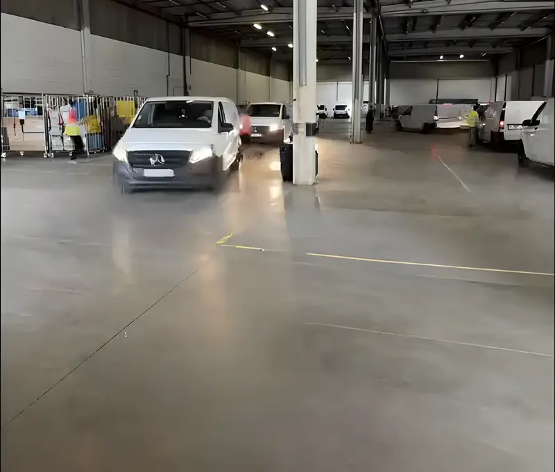 Une camionnette Limo Trends quitte la station