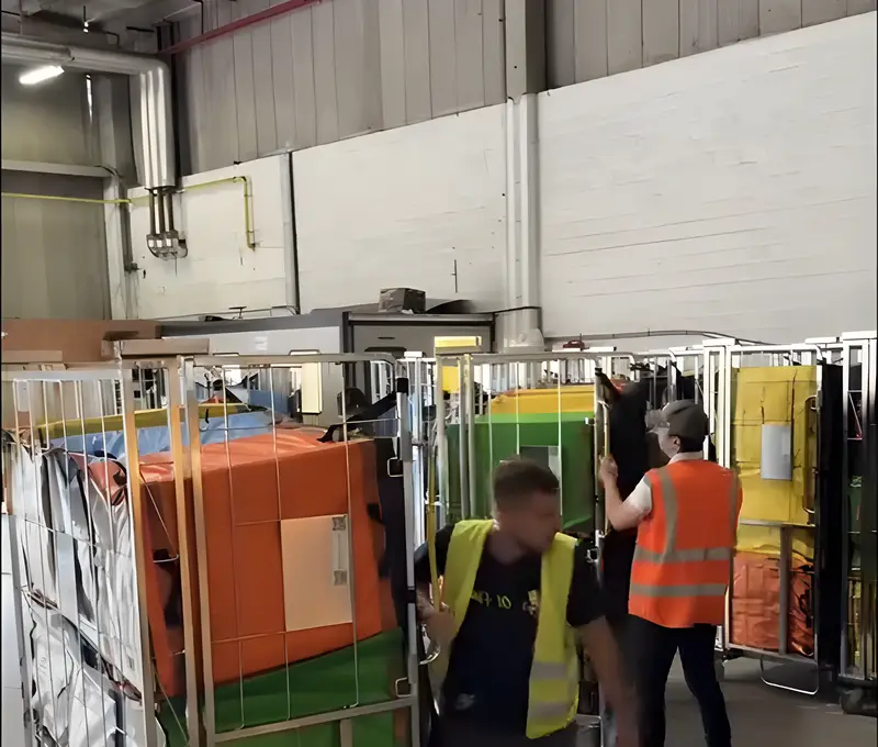 Tri des colis en station avant le départ des tournées